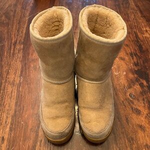 UGG Boots women’s size 5. Short tan leather. Original UGG Boots.